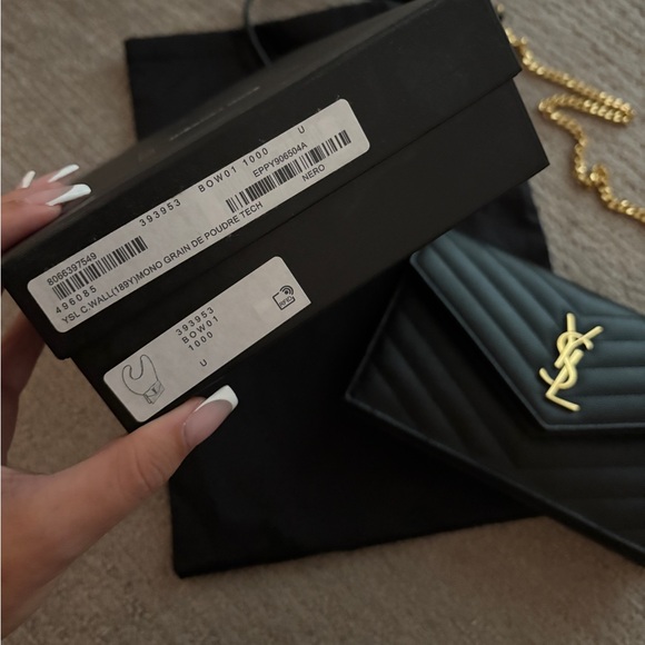 Yves Saint Laurent WOC - Picture 4 of 8